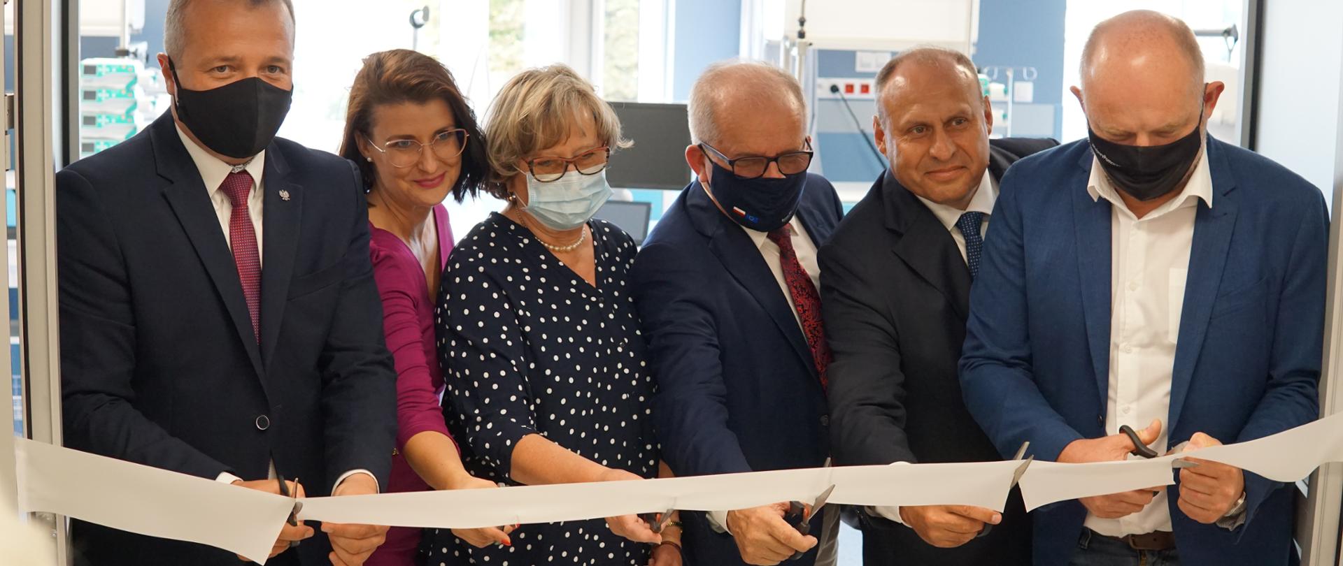 sześć osób przecina wstęgę na oddziale szpitalnym