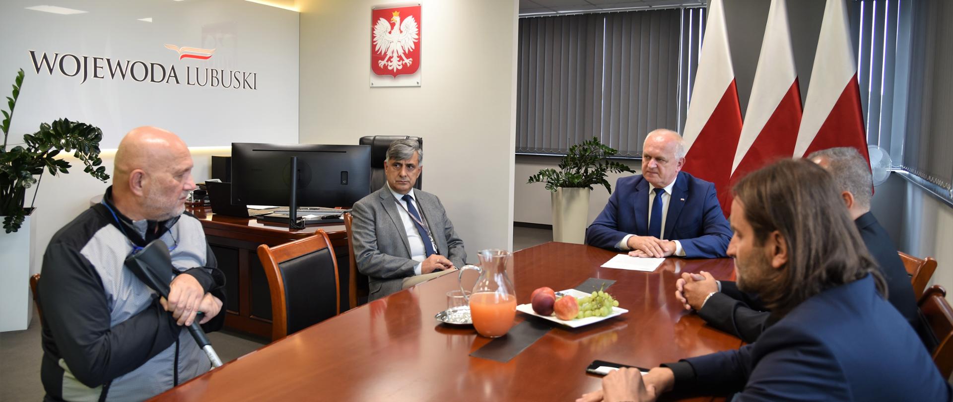 W gabinecie wojewody lubuskiego, uczestnicy spotkania siedzą przy stole. Od lewej dyrektor Samodzielnej Publicznej Wojewódzkiej Stacji Pogotowia Ratunkowego w Gorzowie Wielkopolskim, dyrektor generalny Lubuskiego Urzędu Wojewódzkiego, wojewoda lubuski, zastępca dyrektora wydziału Bezpieczeństwa i Zarządzania Kryzysowego LUW, dyrektor Lubuskiego Oddziału Wojewódzkiego NFZ 