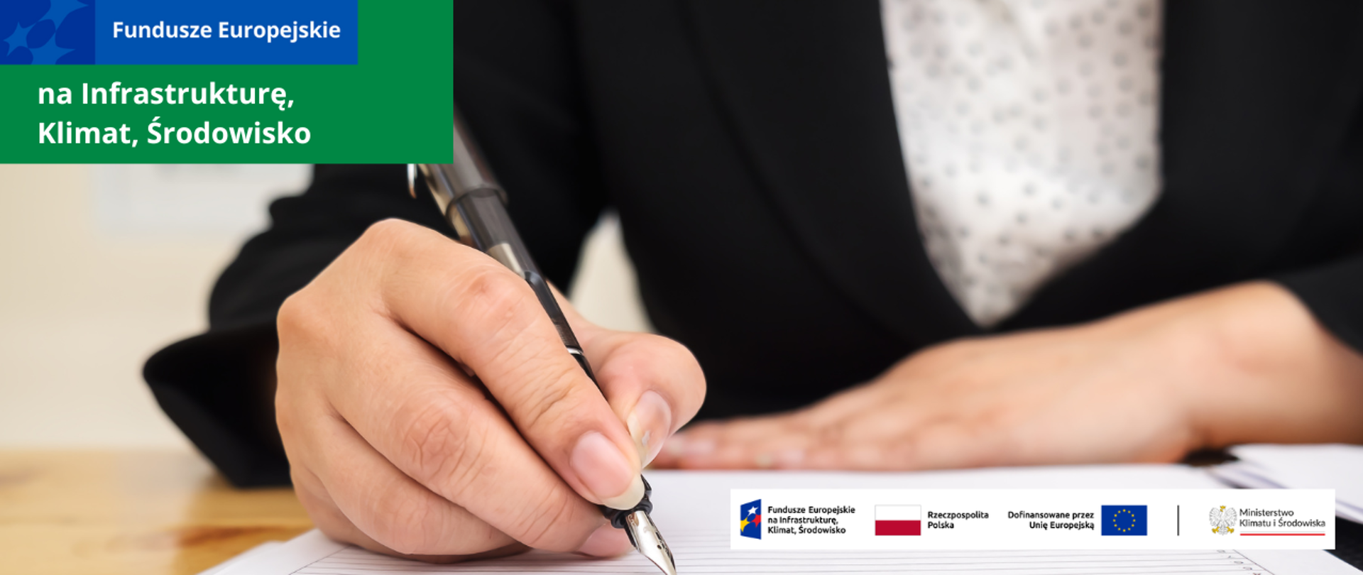 Stół, na nim dokument który jest podpisywany przez kobietę.Zbliżenie na jej ręce. W jednym ręku pióro wietrzne 