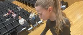 Dziewczynka gra na fortepianie.