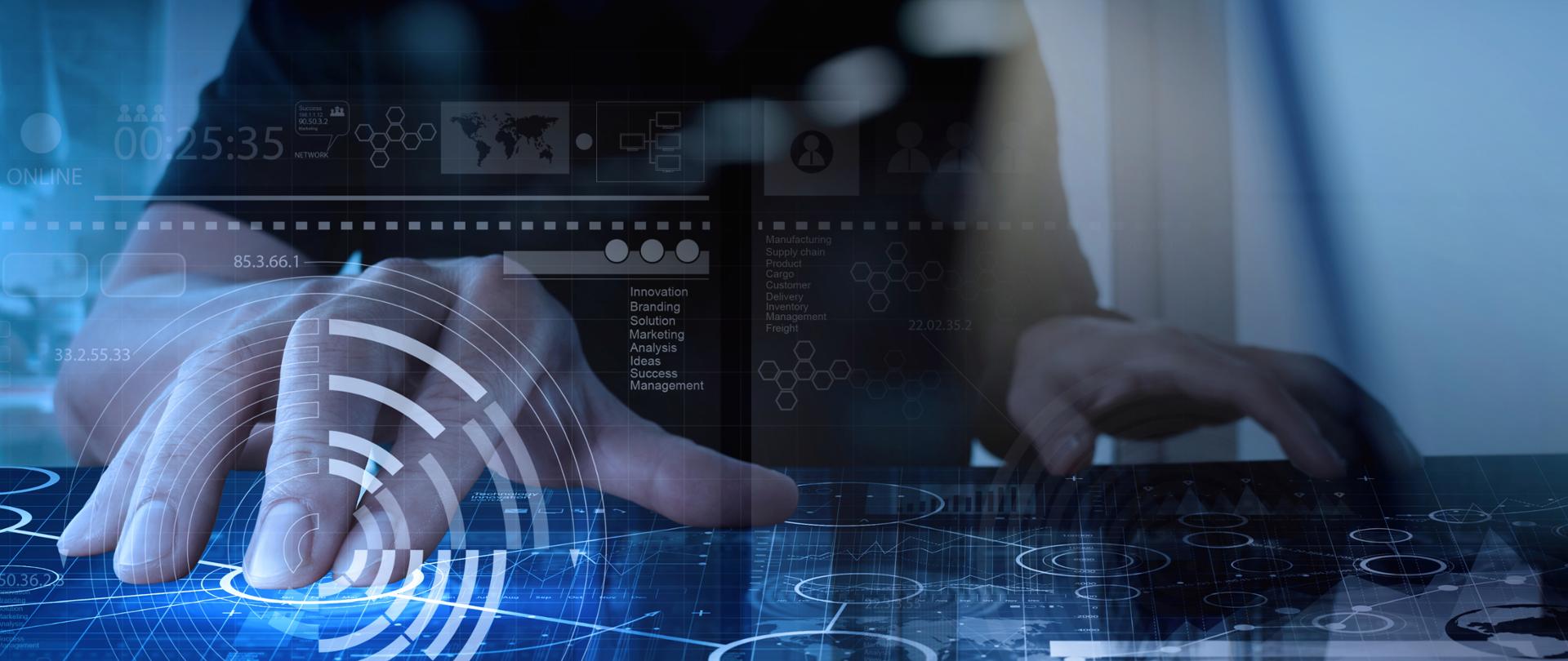 Ręce mężczyzny w czarnej koszuli dotykające wirtualnego urządzenia 