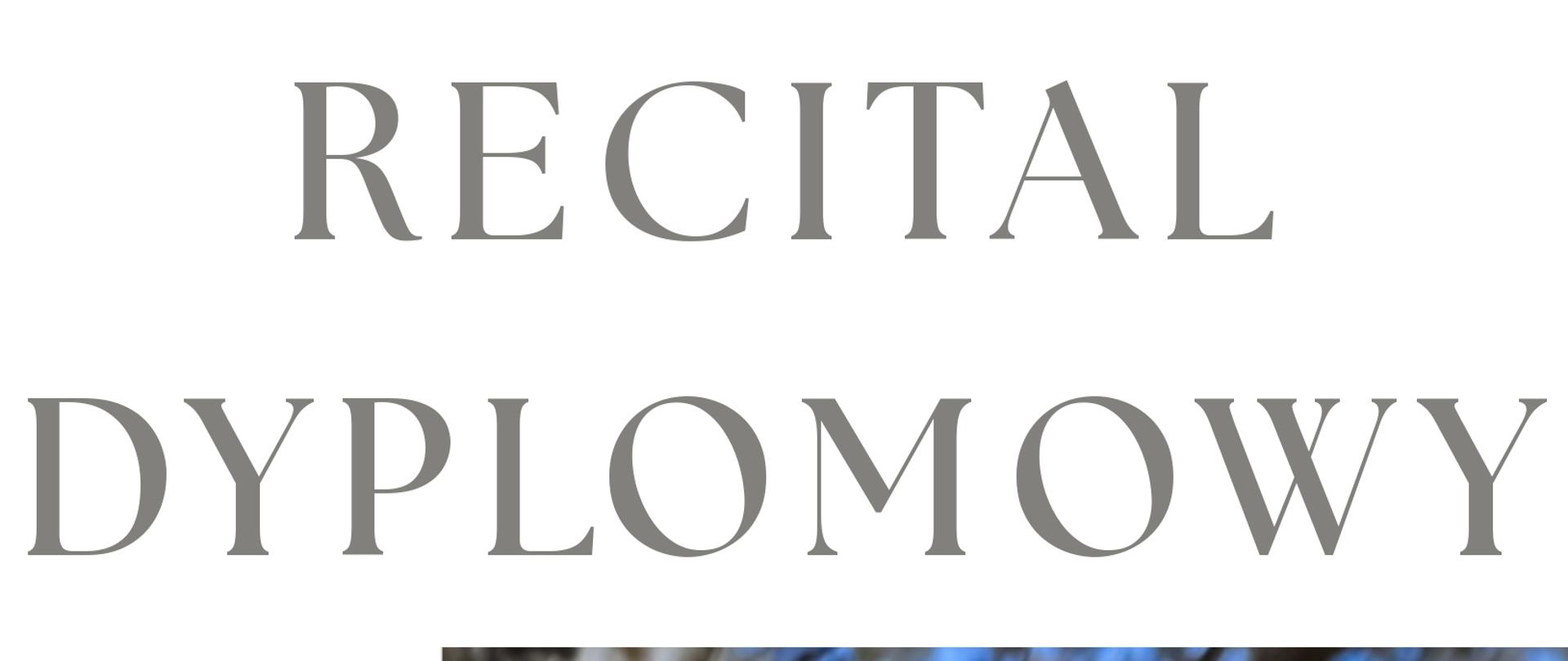 Plakat z wydarzeniem - Recital dyplomowy Kamili Kuczek, który odbędzie się 15 kwietnia 2025r. o godz. 18:00 w auli ZPSM w Dębicy, tło plakatu jest białe, w tło wklejone jest po prawej stronie zdjęcie wykonawcy recitalu, który stoi pośród kwitnących jabłoni.