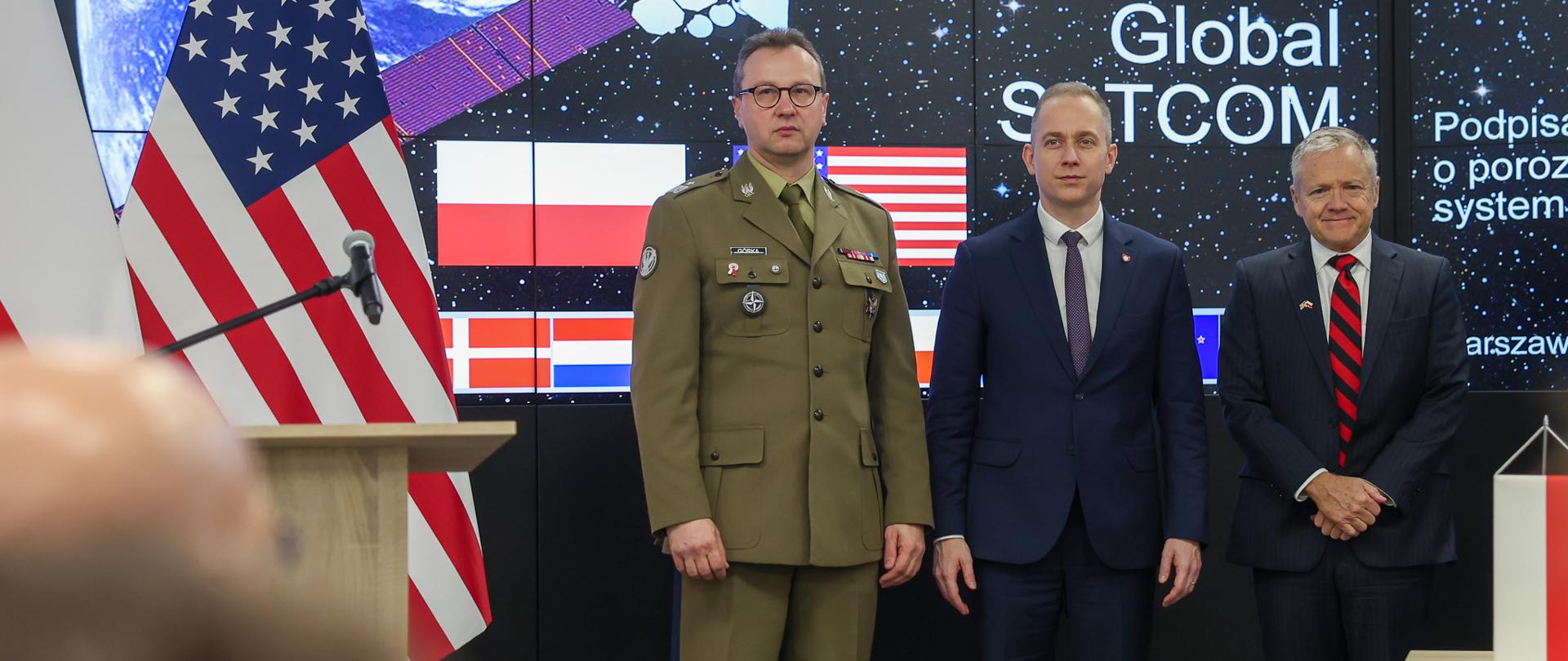 4 grudnia 2025 r. w Agencji Rozpoznania Geoprzestrzennego i Usług Satelitarnych (ARGUS) w Warszawie, Cezary Tomczyk, sekretarz stanu w MON wziął udział w uroczystości podpisania przez stronę polską Memorandum of Understanding dotyczącego Wideband Global SATCOM (WGS), tj. szerokopasmowego, wojskowego systemu łączności satelitarnej zapewniającego globalny, bezpieczny i odporny na zakłócenia dostęp do komunikacji dla Sił Zbrojnych RP. Fot. Monika Dwulatek/WCEO