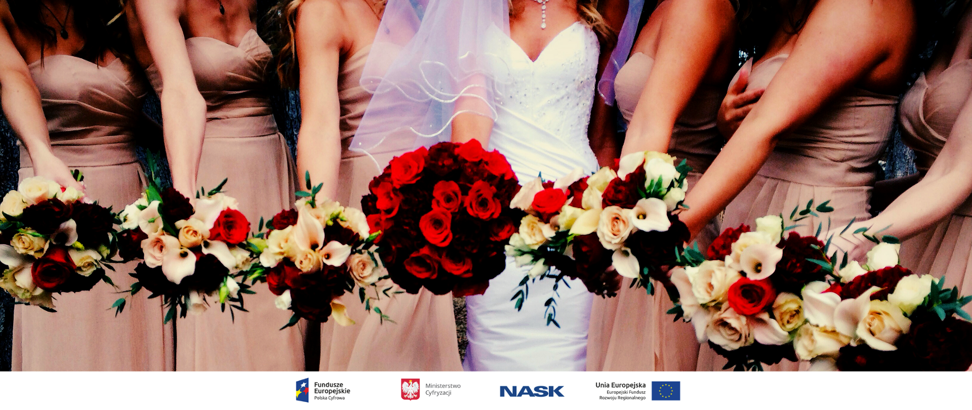 Panna młoda i druhny. Wszystkie kobiety trzymają bukiety róż.