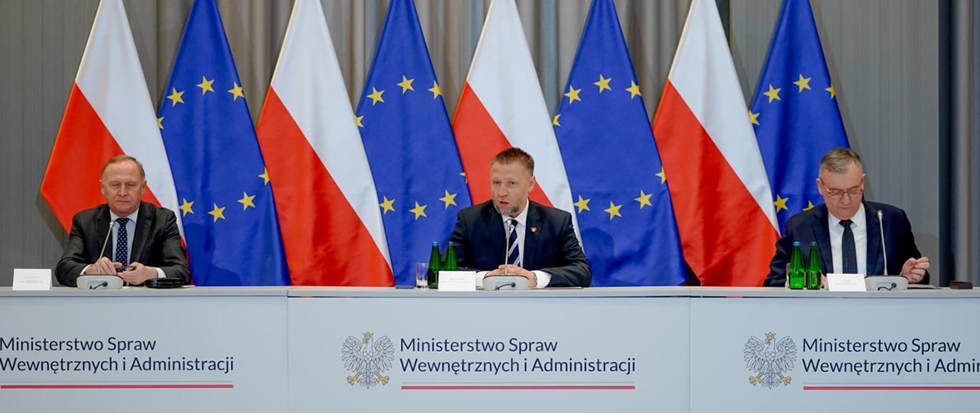 Na zdjęciu m.in. minister Marcin Kierwiński i wiceminister Czesław Mroczek siedzący za stołem prezydialnym