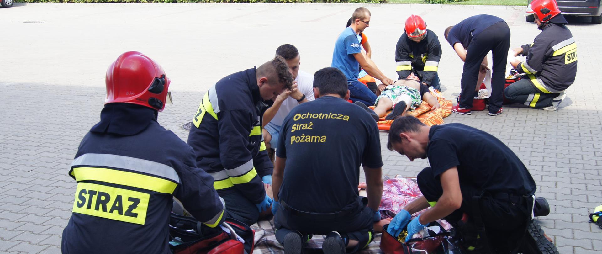 Kazimierza Wielka siedziba Komendy Powiatowej-strażacy ochotnicy podczas ćwiczeń praktycznych na placu wewnętrznym 