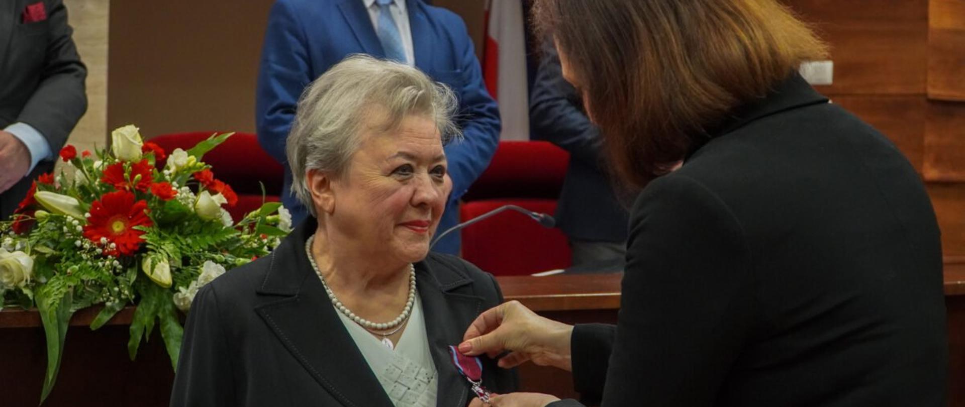 Wojewoda podkarpacki Ewa Leniart wręcza odznaczenie państwowe podczas sesji Sejmiku Województwa Podkarpackiego 