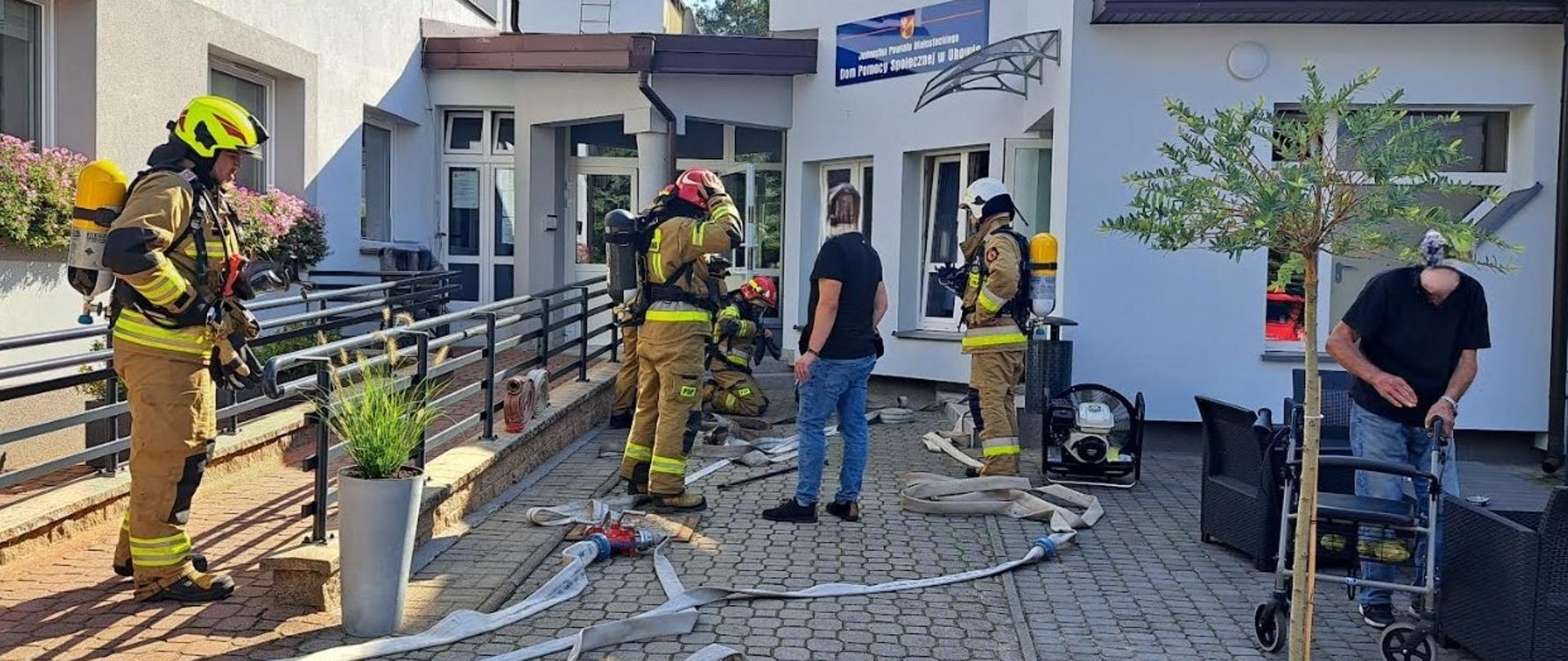 Strażacy podczas ćwiczeń