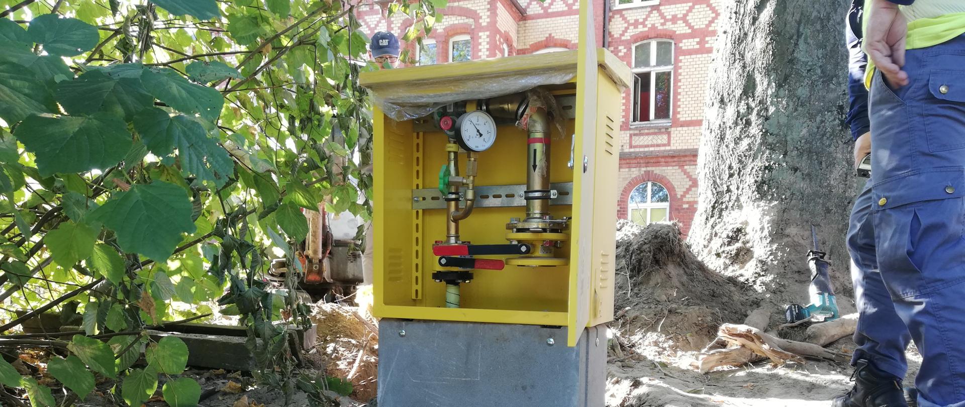 Zdjęcie przedstawia skrzynkę gazowniczą przyłączeniową wokół której prowadzone są prace ziemne.