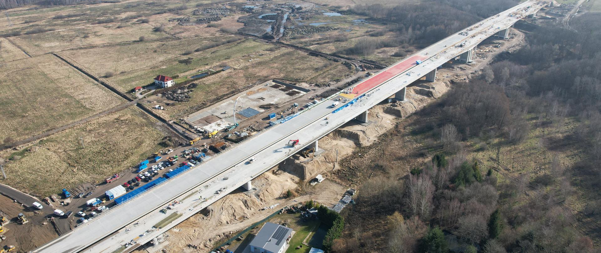 Zdjęcie z powietrza przestawiające konstrukcję estakady budowanej w ciągu drogi ekspresowej S6.
