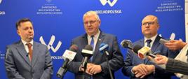 Konferencja z okazji przekazania gruntów pod budowę zbiornika Wielowieś Klasztorna. Na zdjęciu od lewej: prezes Wód Polskich Mateusz Balcerowicz, wicewojewoda wielkopolski Krzysztof Grabowski, wiceprezes Wód Polskich Marcin Jarzyński
