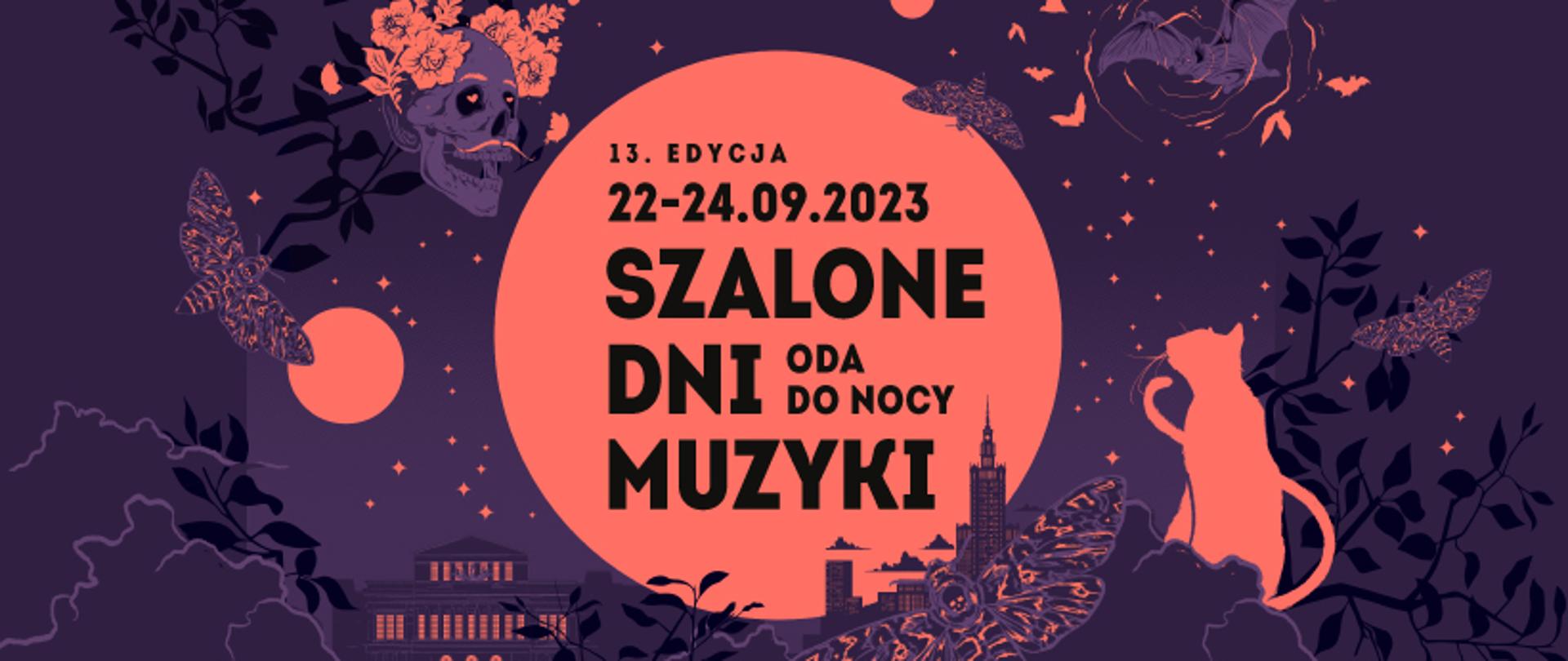 Na filetowym tle zaznaczone innymi odcieniami fioletu ćmy, nietoperze, czaszka, zarys Pałacu Kultury i Nauki oraz Teatru Wielkiego - Opery Narodowej. W centrum koło w kolorze jasnej czerwieni, na nim tytuł wydarzenia i jego termin. Po prawej stronie zarys kota w tym samym kolorze. 