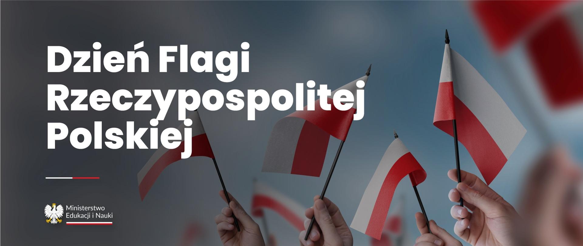 Grafika - ręce trzymające biało-czerwone chorągiewki i napis Dzień flagi Rzeczypospolitej Polskiej.