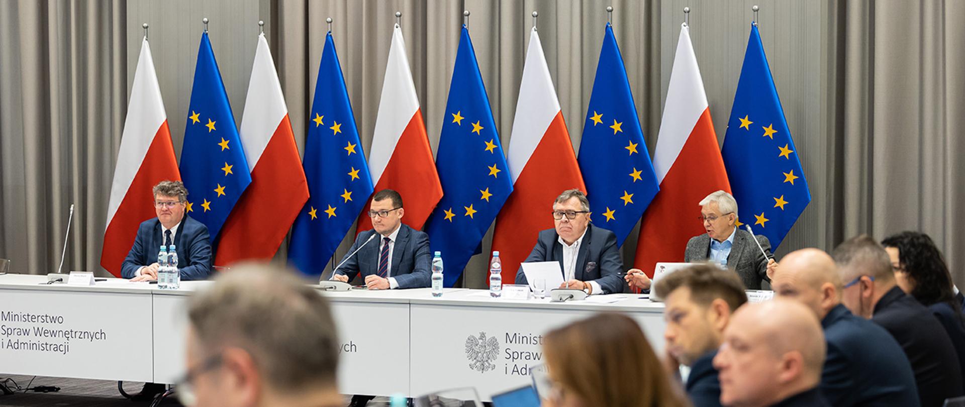 Posiedzenie Komisji Wspólnej Rządu i Samorządu Terytorialnego z udziałem wiceministrów Pawła Szefernakera i Macieja Wąsika.