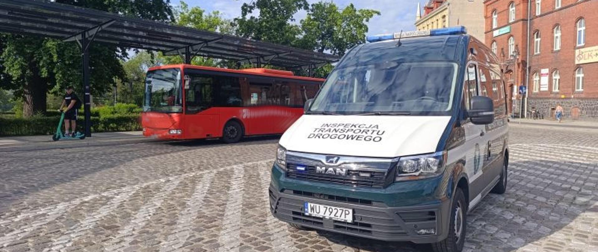 Widok pojazdu ITD na tle autobusu wytypowanego do kontroli