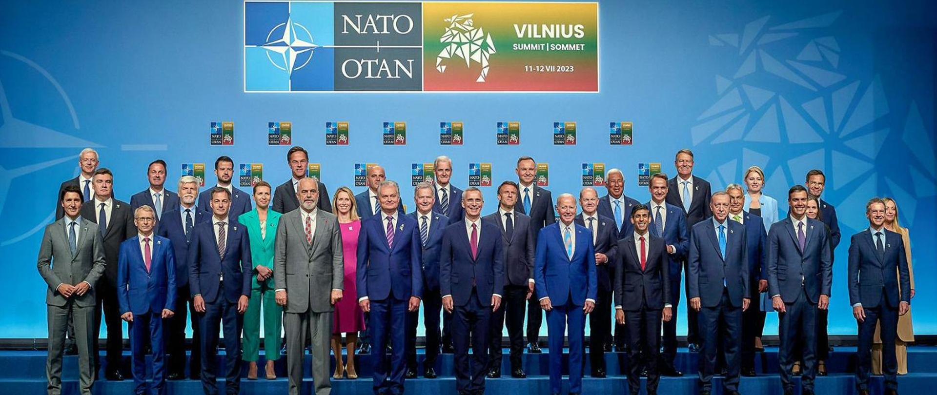 Zdjęcie grupowe szefów delegacji na szczyt NATO