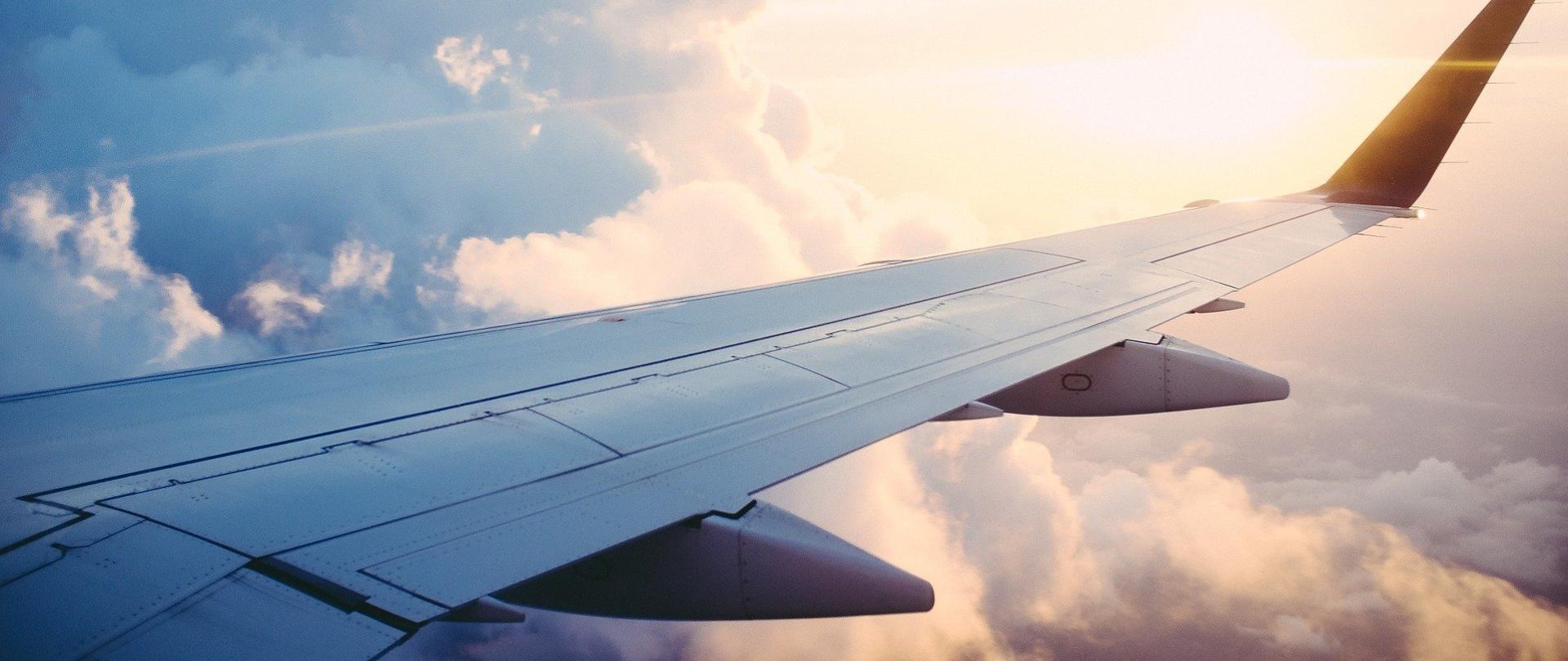 Zdjęcie skrzydła lecącego samolotu, widok z okna.