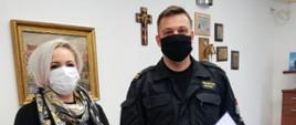 Zdjęcie przedstawia Komendanta Miejskiego PSP otrzymującego podziękowanie od przedstawiciela szpitala wojewódzkiego. 