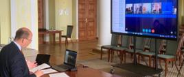 Wojewoda Konstanty Radziwiłł w trakcie wideokonferencji ze starostami województwa mazowieckiego