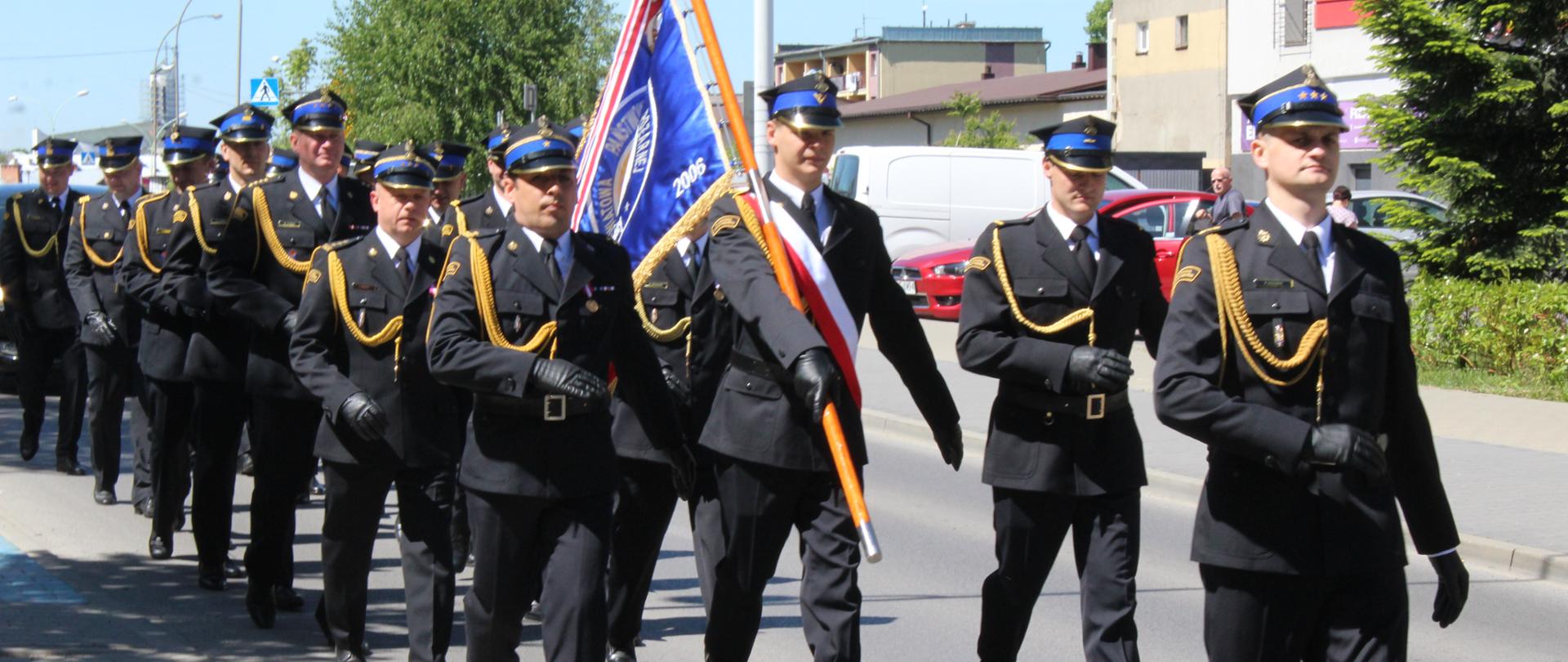 Zdjęcie przedstawia funkcjonariuszy podczas Powiatowych Obchodów Dnia Strażaka w Dębicy.