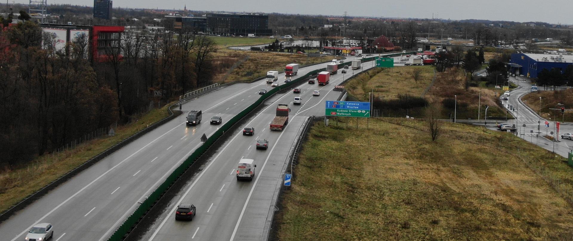 na zdjeciu widać autostradę A4 z jadącymi samochodami w kierunku Opola. w tle widoczny Orlen i węzeł Bielany Wrocławskie 