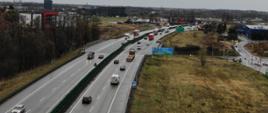 na zdjeciu widać autostradę A4 z jadącymi samochodami w kierunku Opola. w tle widoczny Orlen i węzeł Bielany Wrocławskie 