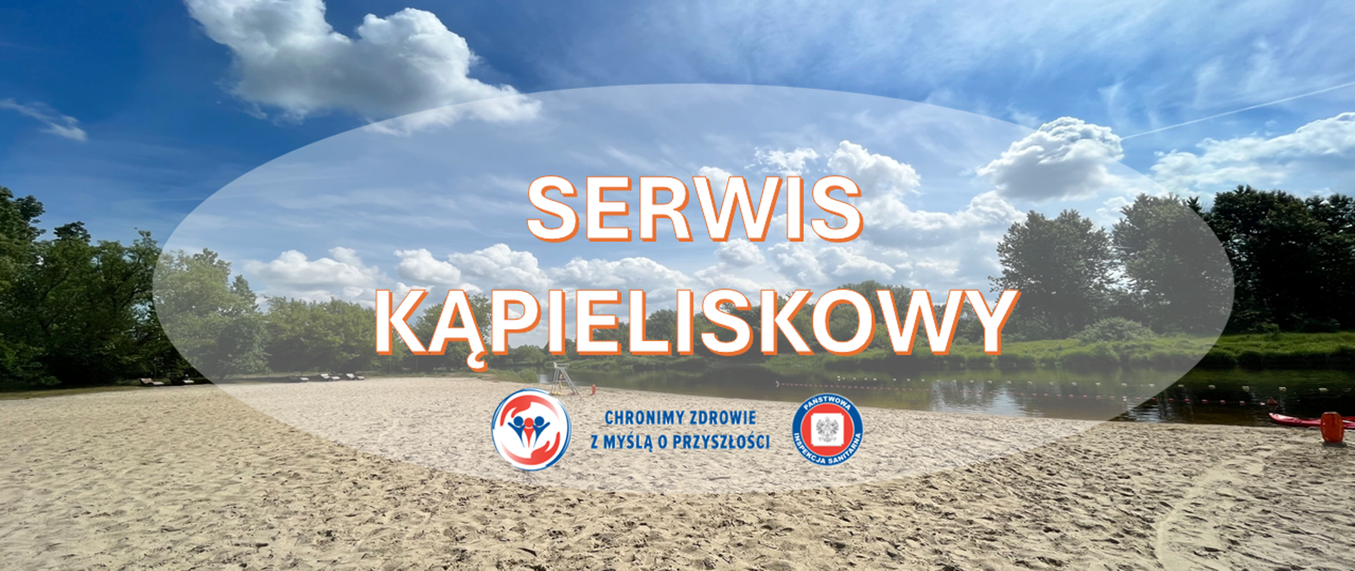 Plaża z jasnym piaskiem, drzewami w tle i niebem z rozproszonymi chmurami. Na środku umieszczony jest napis ‘Serwis kąpieliskowy’. U dołu widoczne są dwa logotypy Państwowej Inspekcji Sanitarnej wraz z hasłem: "Chronimy zdrowie z myślą o przyszłości"