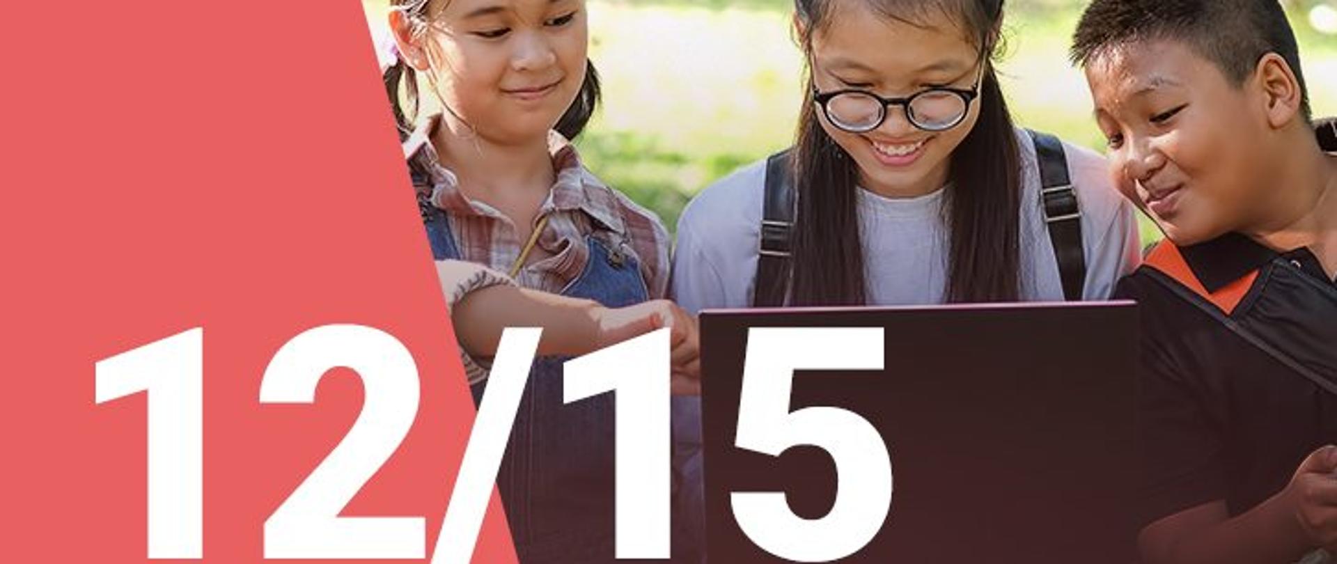 Na zdjęciu widzimy dwie dziewczynki oraz chłopca patrzących z uśmiechem na ekran laptopa. W dolnym lewym roku widoczna jest numeracja zdjęcia (12/15) 