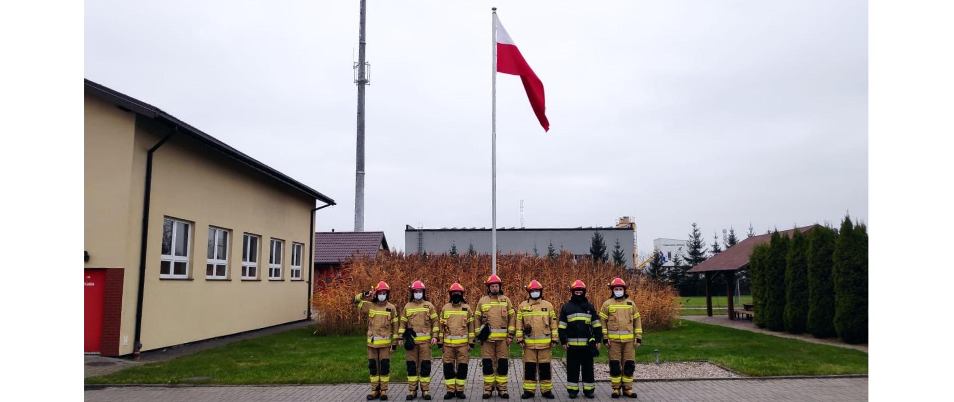 Zdjęcie przedstawia zmianę służbową podczas ceremonii podnoszenia flagi państwowej