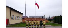 Zdjęcie przedstawia zmianę służbową podczas ceremonii podnoszenia flagi państwowej