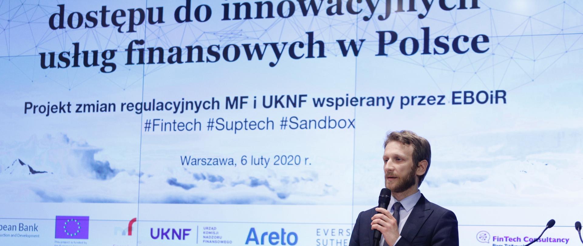 Dyrektor Marcin Obroniecki z Ministerstwa Finansów podczas prezentacji projektu fintech 6.02.2020