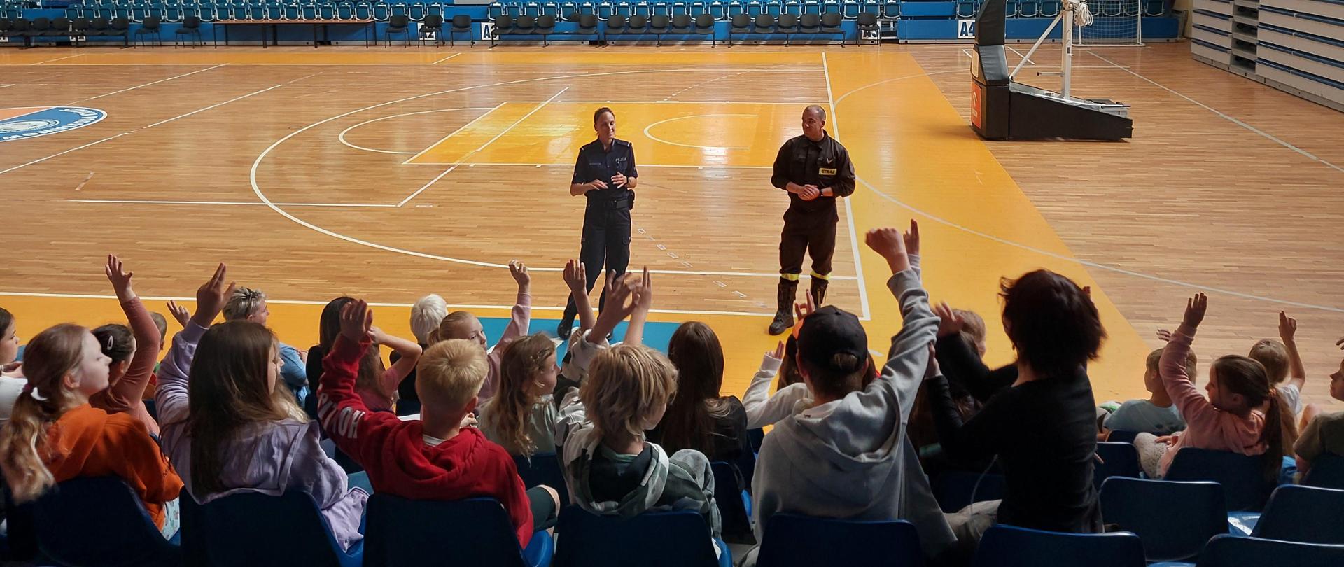 Zajęcia na temat bezpiecznych wakacji odbywające się na sali gimnastycznej