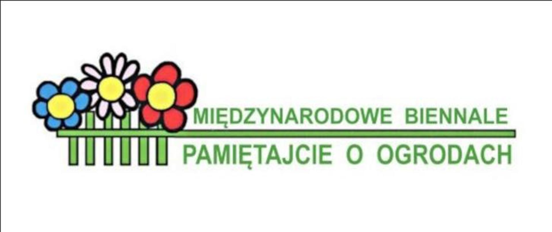 Na białym tle z lewej trzy kwiatki: niebieski, biały i czerwony z żółtymi środkami i zielonymi łodygami. Na środku pozioma zielona linia. Powyżej zielony napis Międzynarodowe Biennale, poniżej napis pamiętajcie o ogrodach 