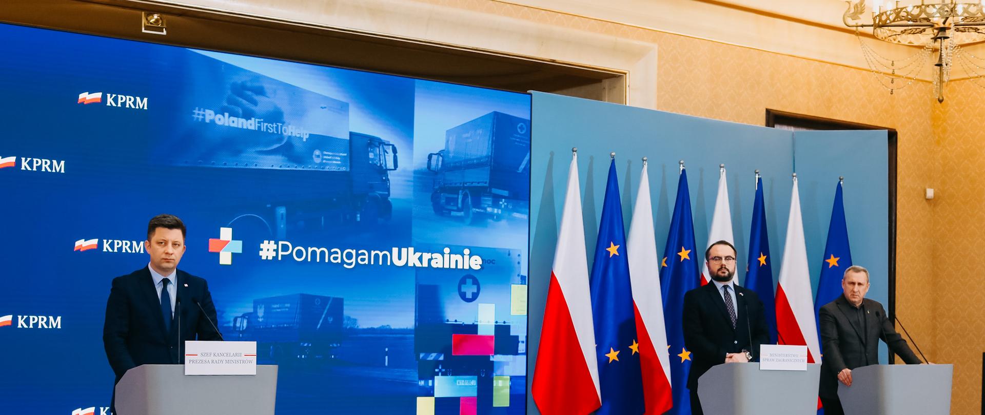 Szef Kancelarii Prezesa Rady Ministrów, minister Michał Dworczyk, podsekretarz stanu ds. współpracy ekonomicznej, rozwojowej oraz polityki afrykańskiej i bliskowschodniej w Ministerstwie Spraw Zagranicznych Paweł Jabłoński i Ambasador Ukrainy w Polsce Andrij Deszczycia - podczas konferencji w KPRM