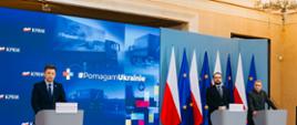 Szef Kancelarii Prezesa Rady Ministrów, minister Michał Dworczyk, podsekretarz stanu ds. współpracy ekonomicznej, rozwojowej oraz polityki afrykańskiej i bliskowschodniej w Ministerstwie Spraw Zagranicznych Paweł Jabłoński i Ambasador Ukrainy w Polsce Andrij Deszczycia - podczas konferencji w KPRM