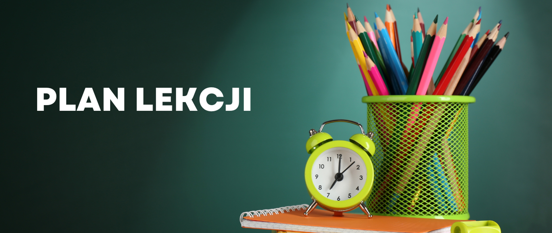 Na zielonym tle po prawej stronie na zeszycie stoi zielony przybornik, a w nim kolorowe kredki, obok stoi żółty budzik. Po lewej stronie biały napis "plan lekcji".