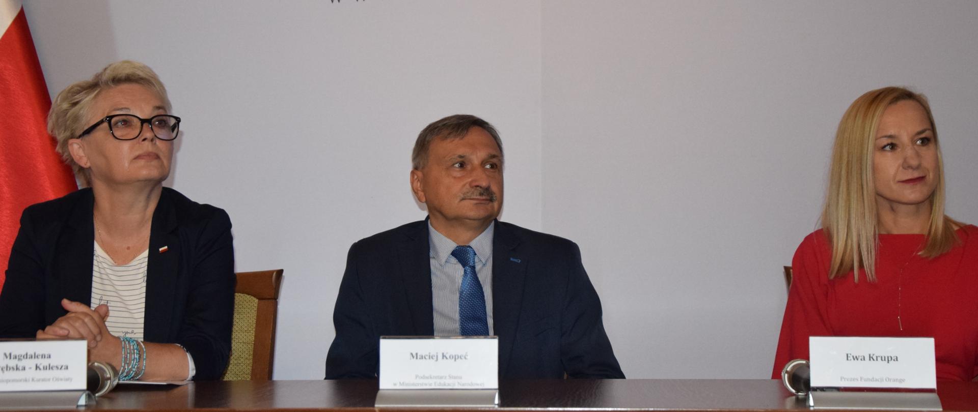 Dziś w Szczecinie wiceminister edukacji Maciej Kopeć wziął udział w konferencji inaugurującej Zintegrowaną Platformę Edukacyjną oraz program szkoleń dla nauczycieli „Lekcja Enter”. 