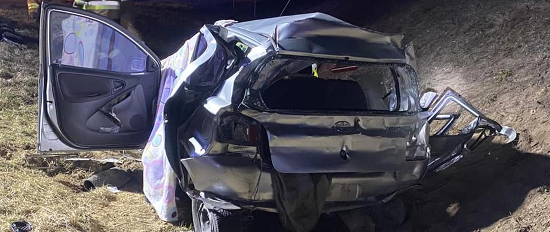 rozbity samochód osobowy