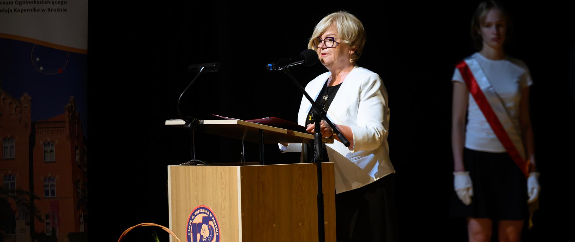 Zdjęcie przedstawia wojewodę podkarpackiego Teresę Kubas-Hul przemawiająca podczas jubileuszu szkoły w Krośnie