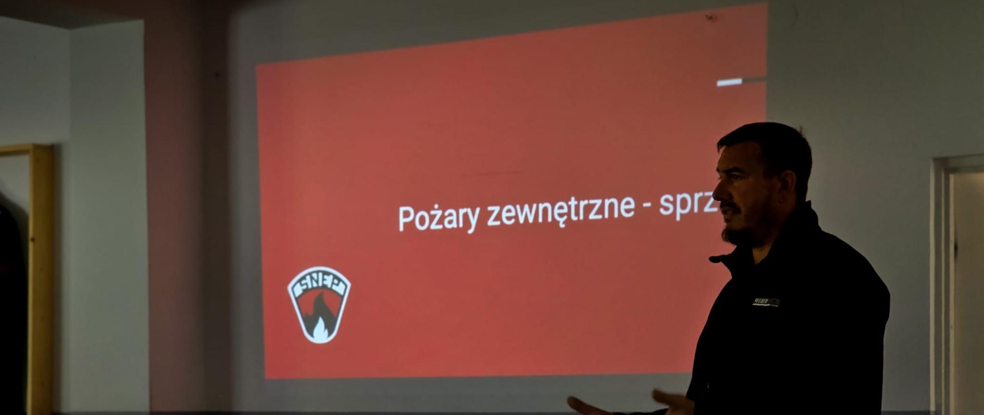 Zdjęcia przedstawiają wykładowcę podczas prowadzenia części teoretycznej szkolenia