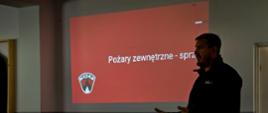 Zdjęcia przedstawiają wykładowcę podczas prowadzenia części teoretycznej szkolenia