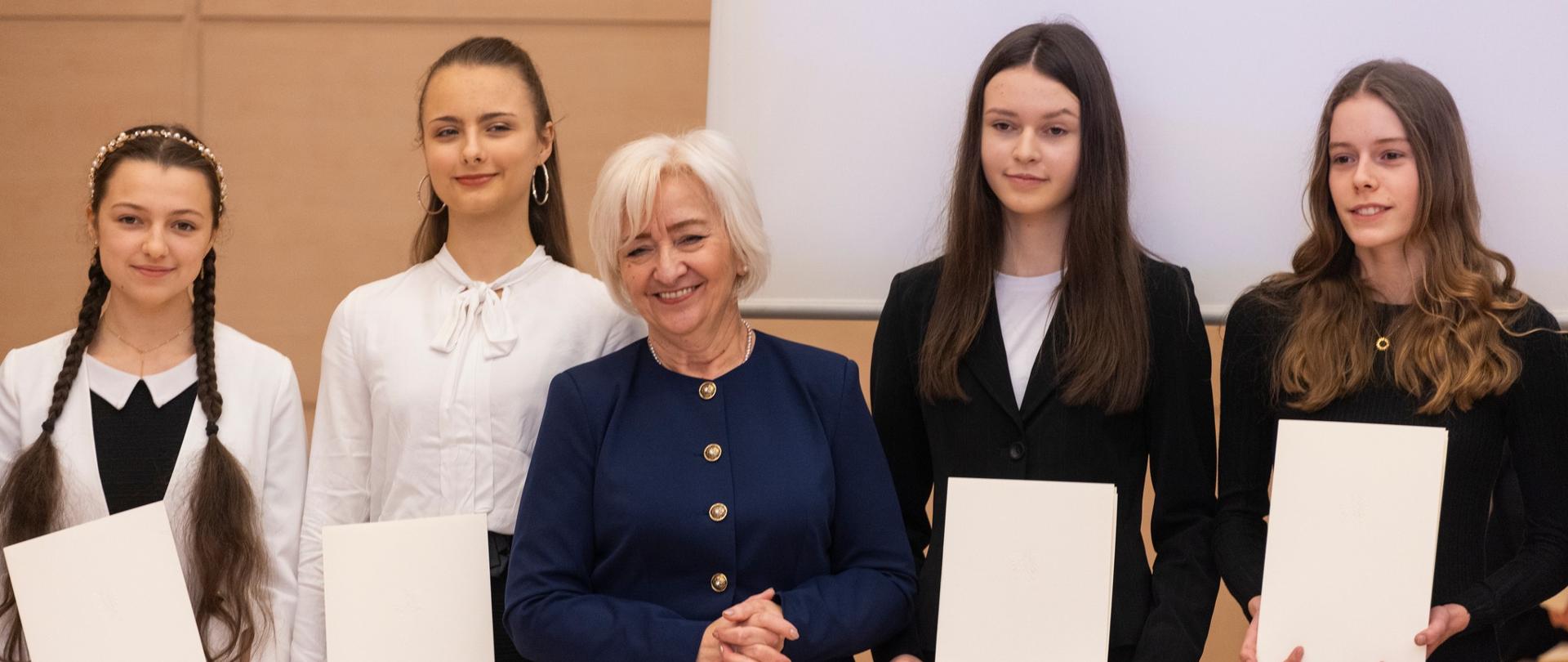 Wspólne zdjęcie wojewody łódzkiego Doroty Ryl i nagrodzonych uczniów 