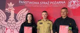Na zdjęciu widoczni są Komendant KP PSP wraz z strażakami którzy otrzymali nagrody jubileuszowe 