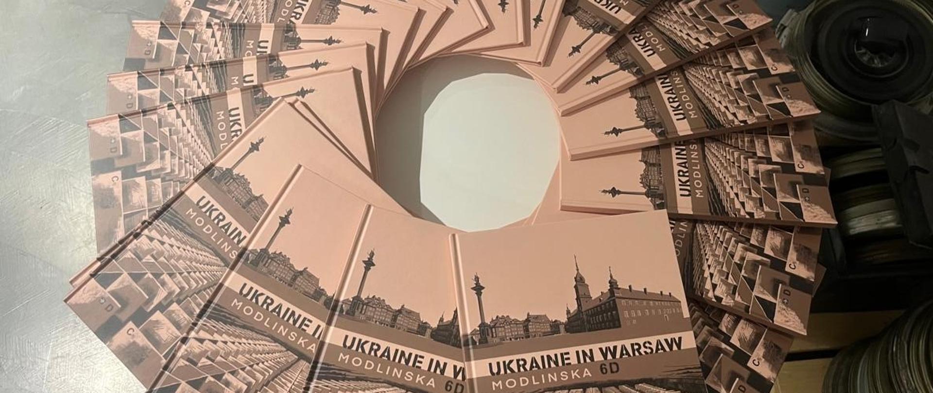 Zdjęcie pokazuje Komiksy pt. "Ukraine in Warsaw" rozłożone na stole