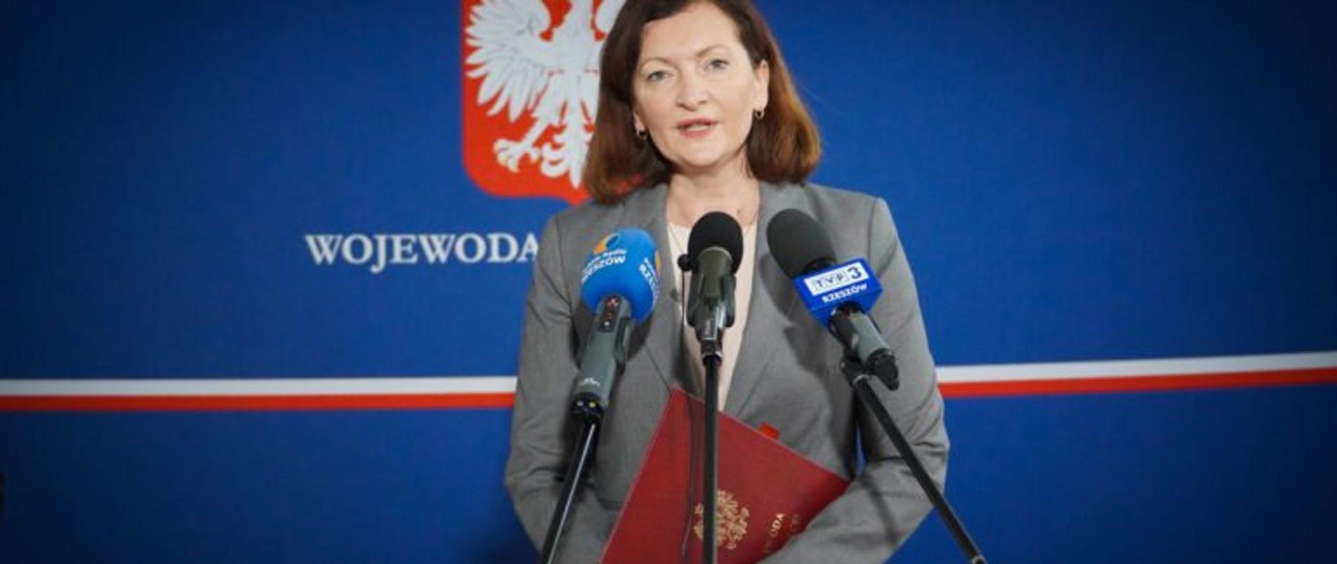 Wojewoda podkarpacki Ewa Leniart podczas konferencji prasowej na temat Rządowego Funduszu Rozwoju Dróg