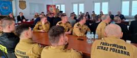 Odprawa roczna w KP PSP Proszowice, zaproszeni goście uczestniczą w odprawie