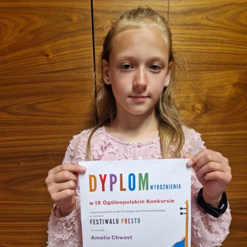 Zdjęcie Amelii Chwast trzymająca dyplom