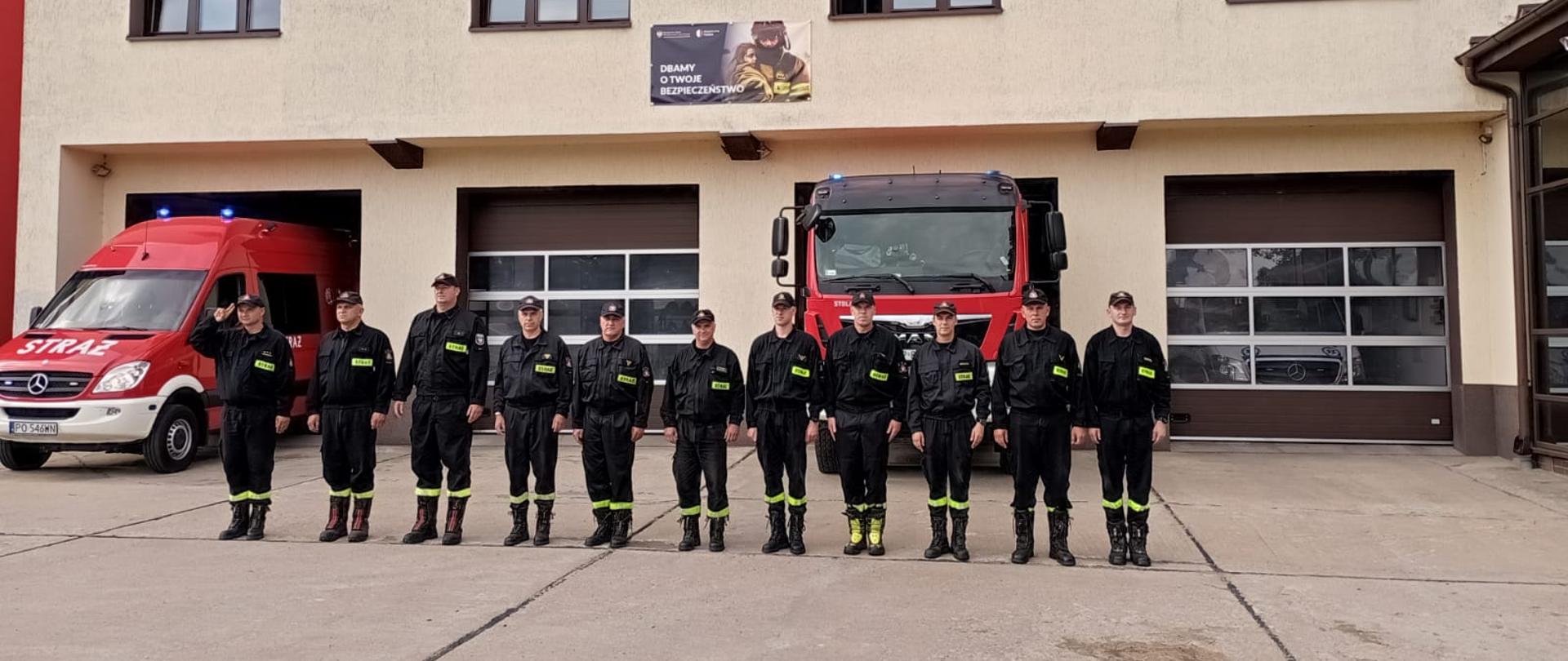 Strażacy podczas uroczystej zbiórki.