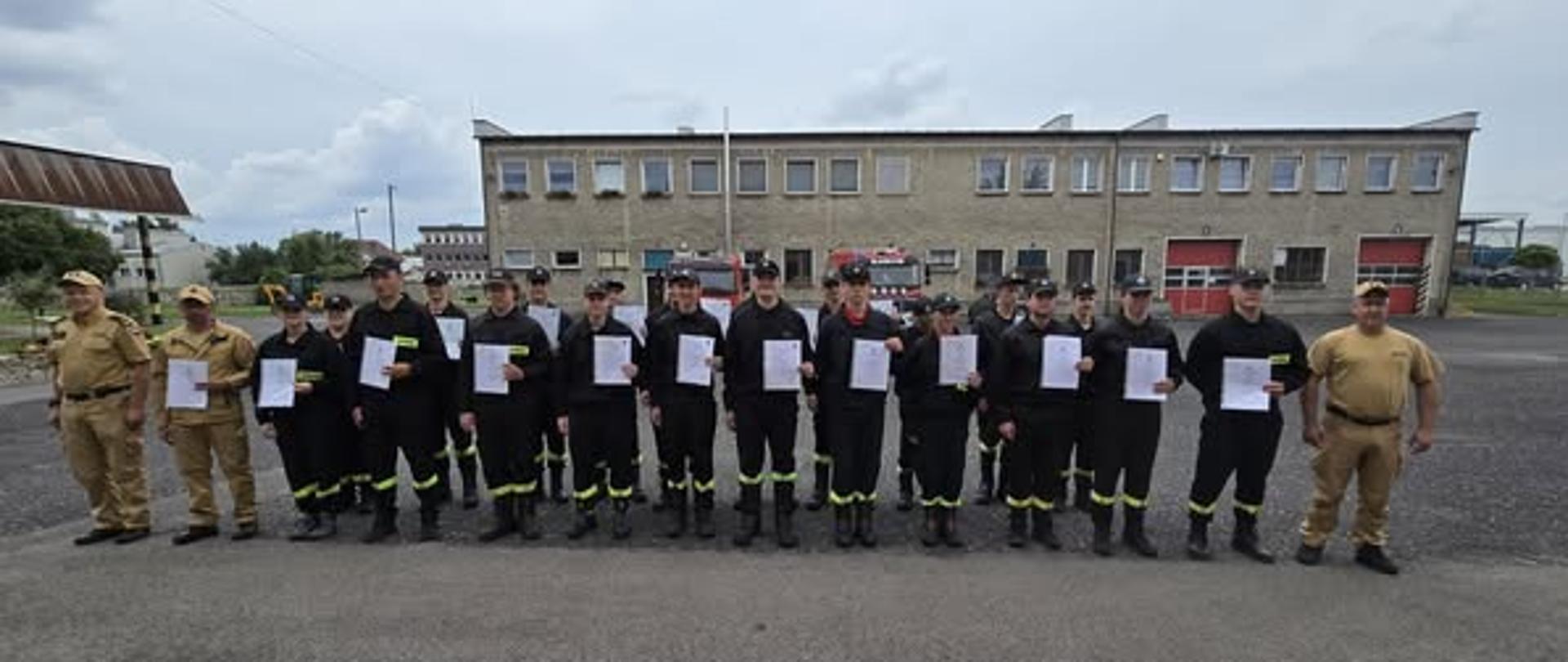 Na zdjęciu znajdują się druhowie OSP którzy ukończyli szkolenie podstawowe oraz strażacy PSP