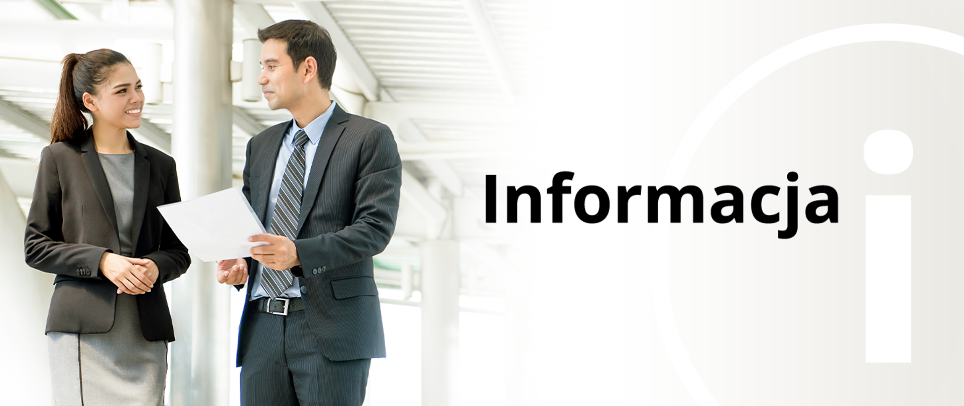 Zdjęcie przedstawia po lewej stronie kobietę i mężczyznę w strojach biurowych, rozmawiających ze sobą, po prawej stronie na beżowym tle zarys grafiki z literą i oraz napis Informacja
